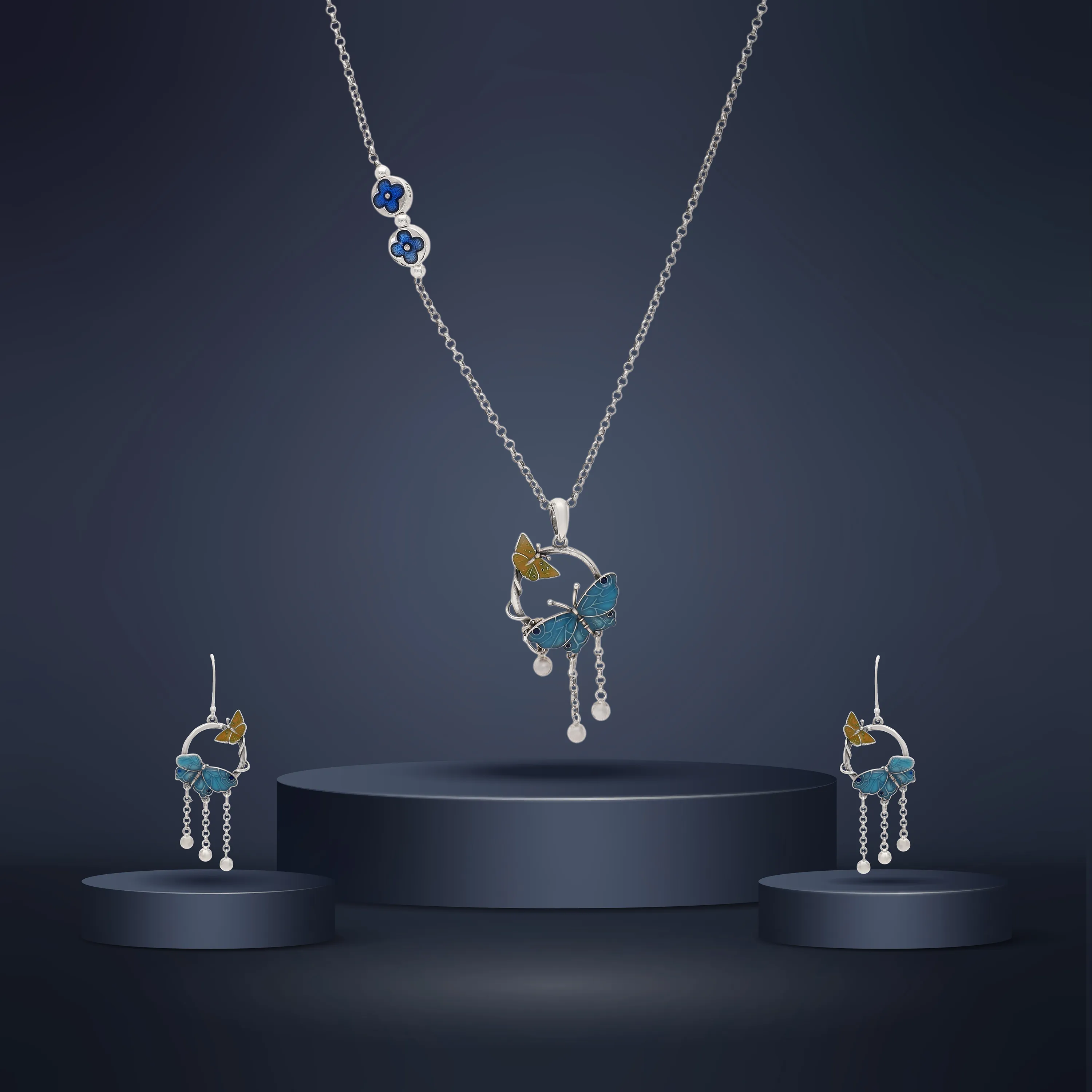 Finely Detailed And Crafted Silver Necklace Set