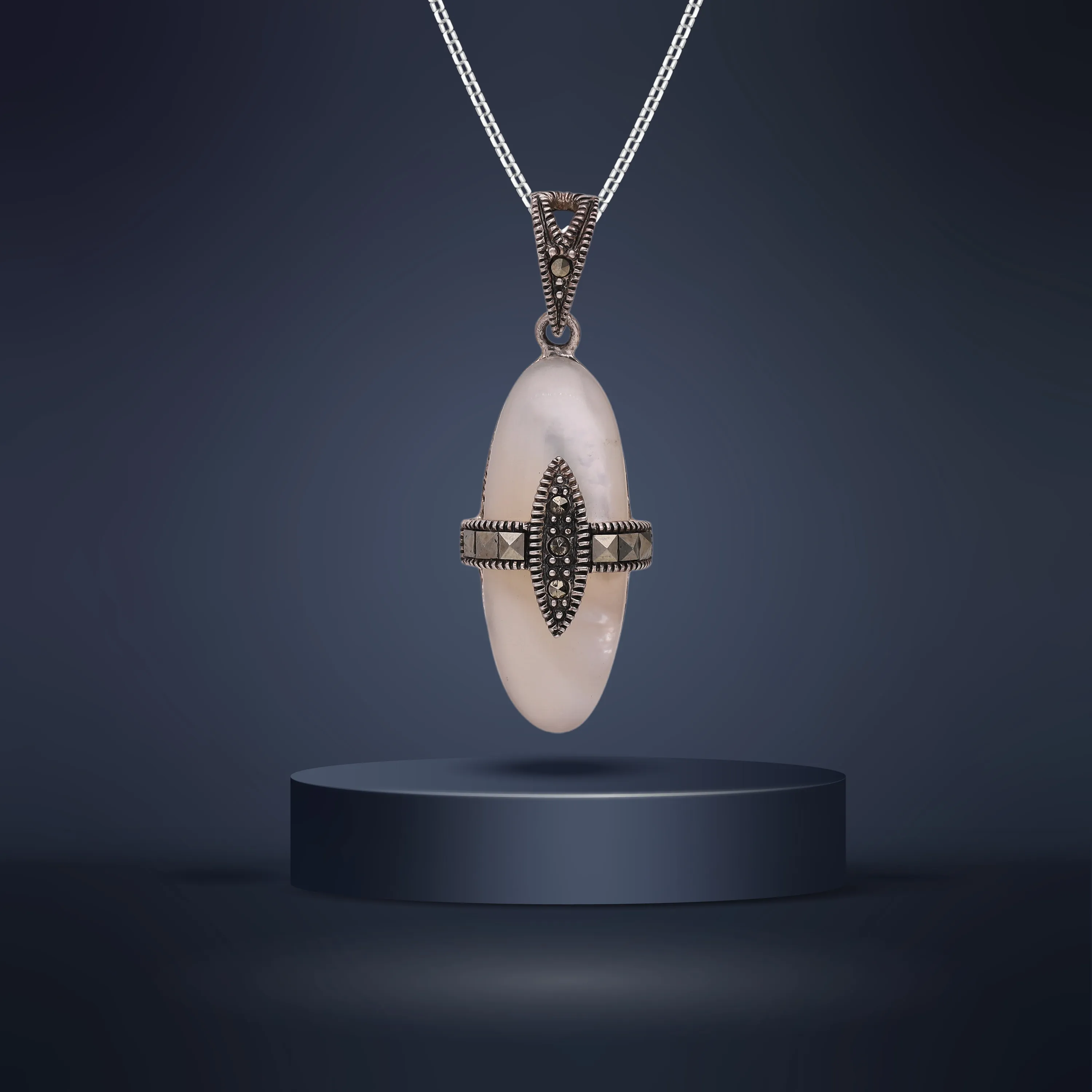 Nice Locket Finely Detailed And Crafted Silver Locket Set